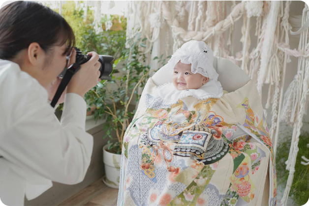 スタジオ撮影（メインのお子様のソロ、家族写真の２パターンを撮影します。）
